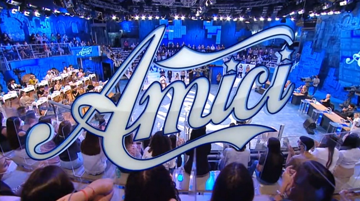 Amici 2022, salta la puntata di domenica 30 gennaio per Covid: in onda uno speciale senza studio
