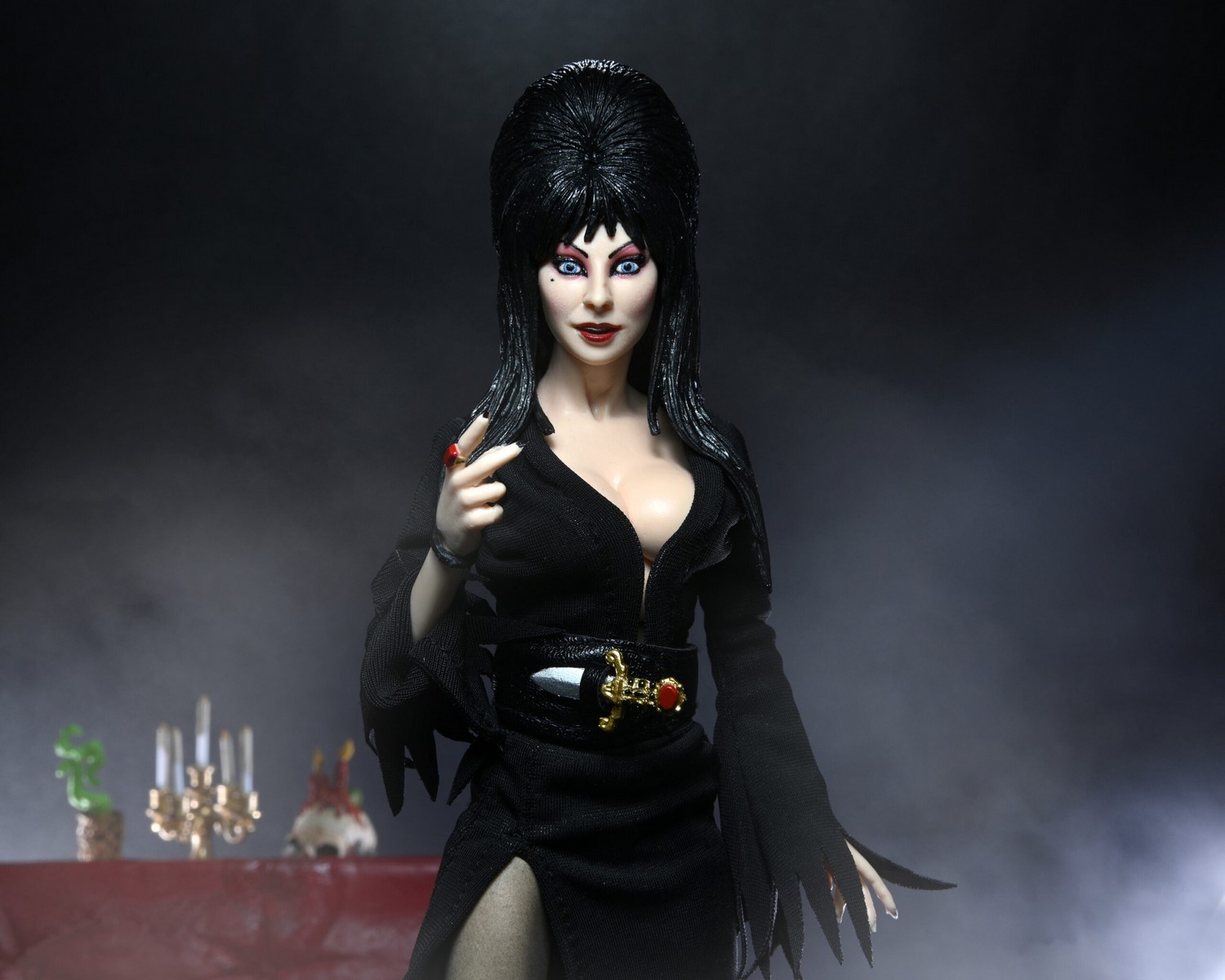 Elvira: nuova action figure NECA per il 40° anniversario