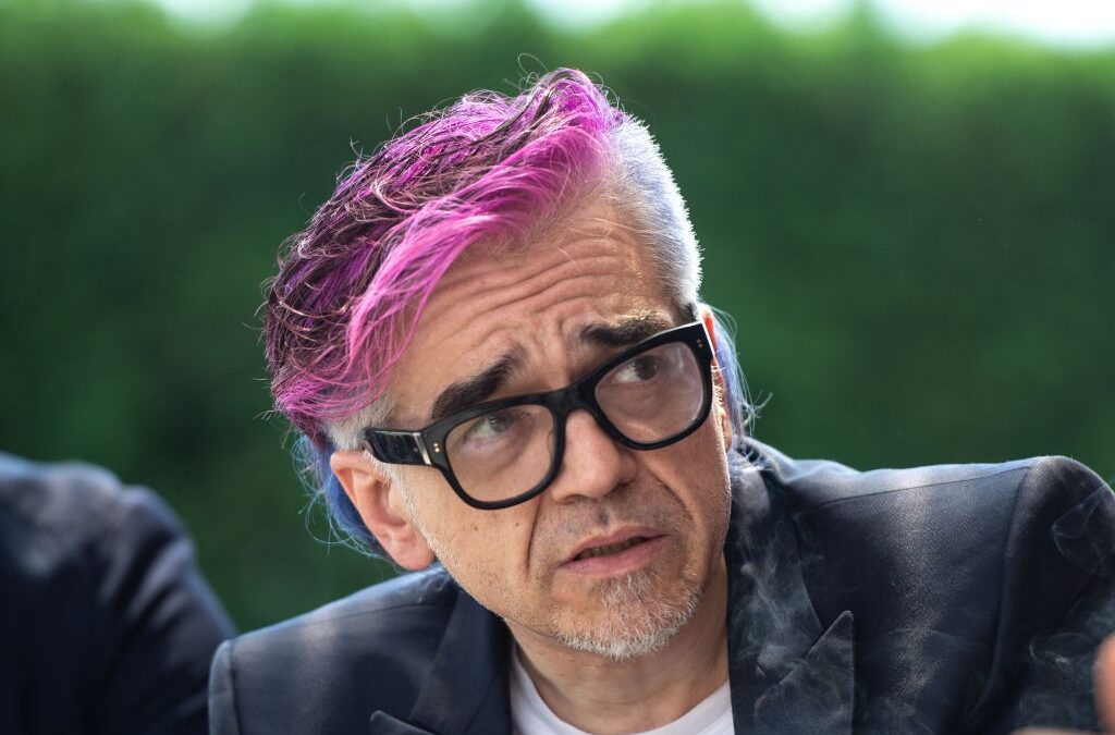 Morgan (ancora) contro Amadeus: “Ha dimenticato il rispetto. Per fare il direttore artistico di Sanremo ci vorrebbe un titolo di studio”