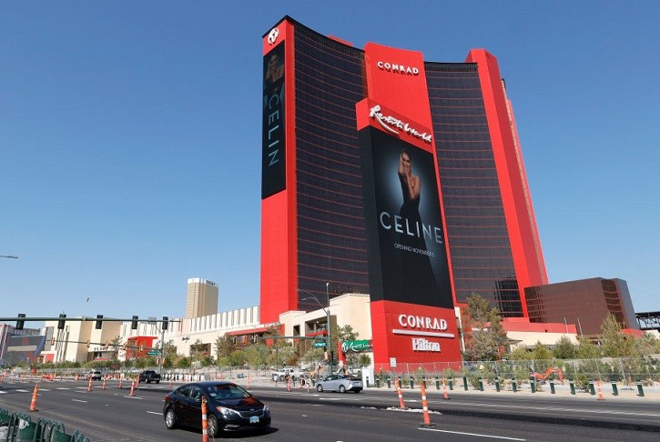 Celine Dion, cancellati i concerti previsti per problemi di salute: i live a Las Vegas partiranno a marzo 2022