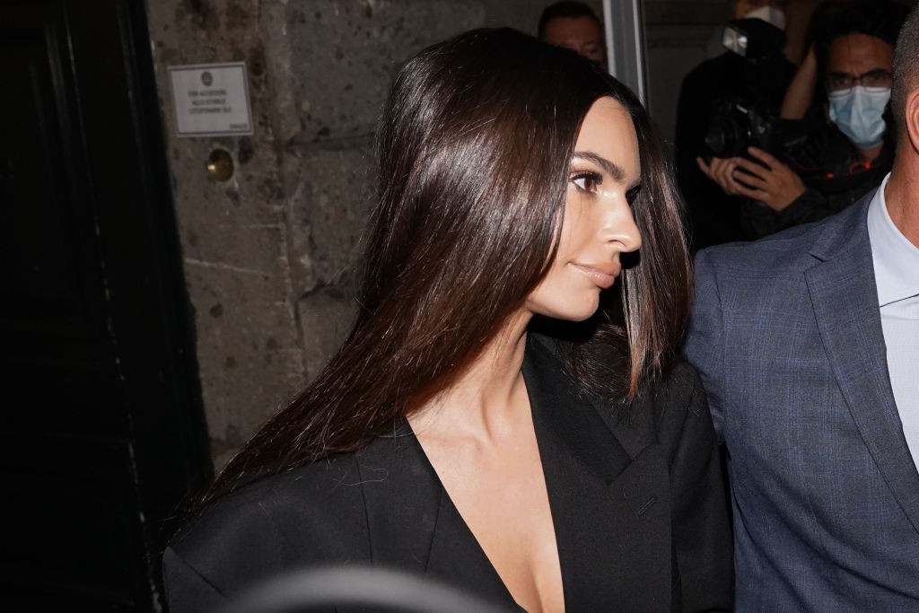 Blurred Lines, la modella Emily Ratajkowski accusa di molestie Robin Thicke: ecco perché