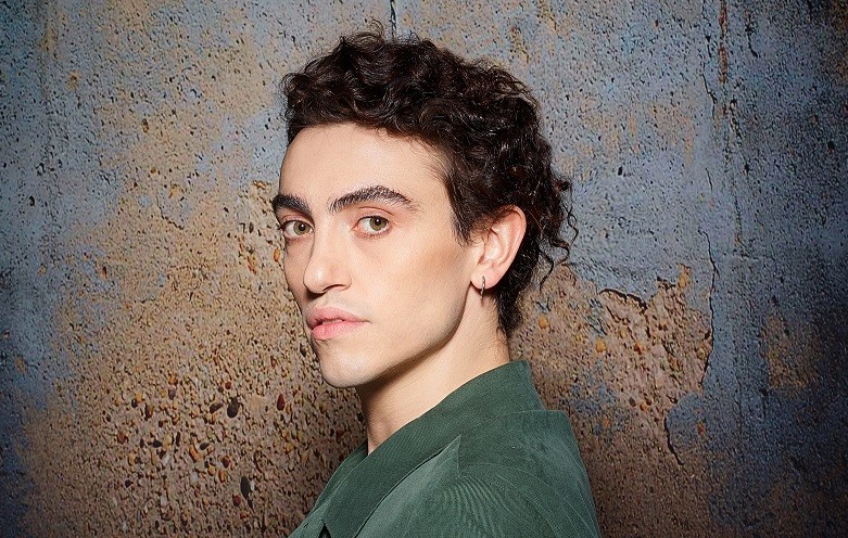 Inverno dei fiori, Michele Bravi: la canzone di Sanremo 2022 sul concetto di umanità, empatia e condivisione per sentire l’amore