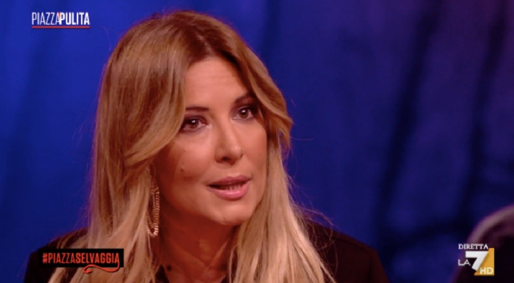 Selvaggia Lucarelli vince in tribunale: Luigi Favoloso condannato per maglietta sessista