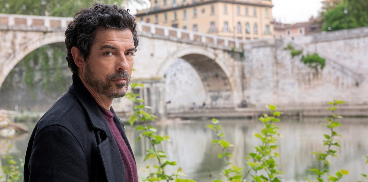 Alessandro Gassmann: “Prima di fare questa serie, ho rivisto L’Attimo Fuggente” (Video)