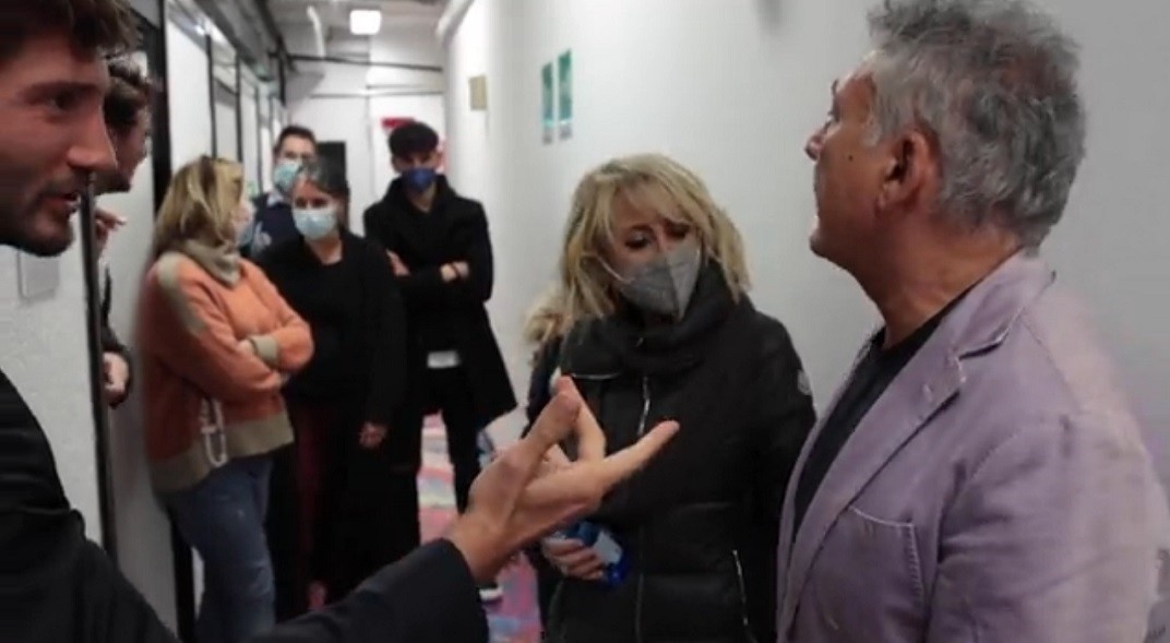 Che tempo che fa, Paolantoni si presenta con la giacca viola: “Cambiati, sennò Fazio ti rompe i c…” (Video)
