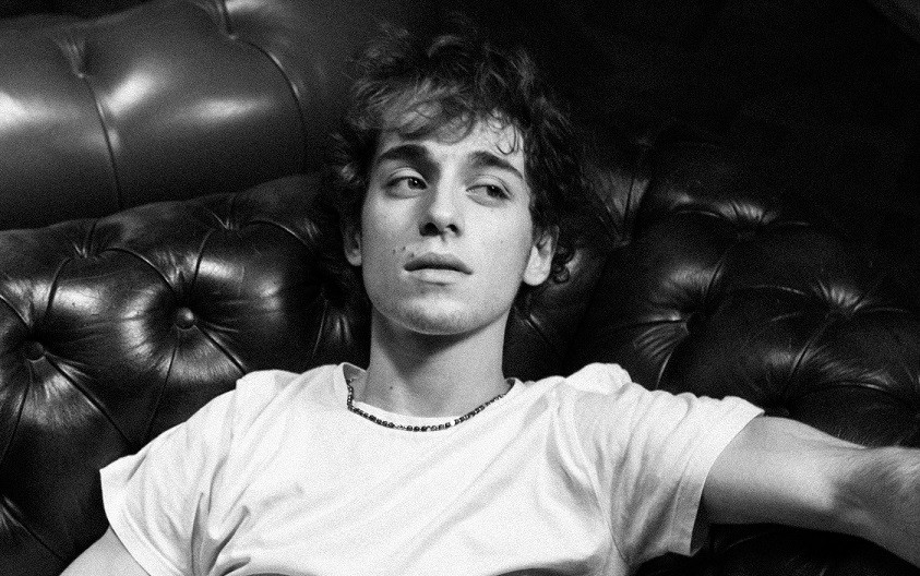 Evandro, da Amici 2020 al nuovo singolo “Tudo bem?”. E il 27 novembre il live a Roma (intervista video)