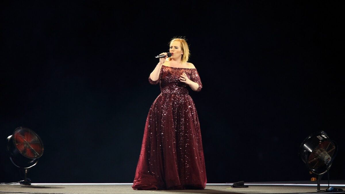 Turning tables, Adele: traduzione, testo e significato (video live)