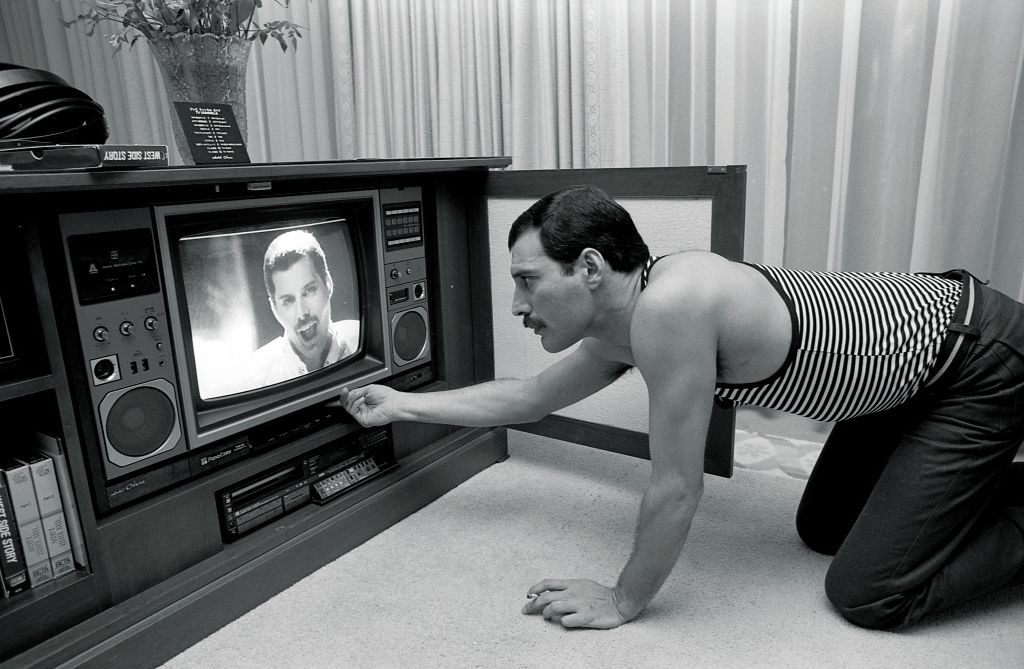 Freddie Mercury: il ricordo in tv a 30 anni dalla morte, dagli esordi a Bohemian Rhapsody