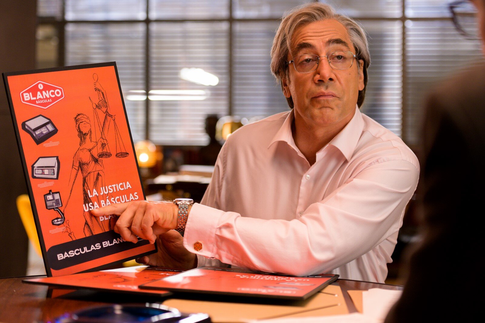 Il Capo Perfetto: foto e poster del film con Javier Bardem