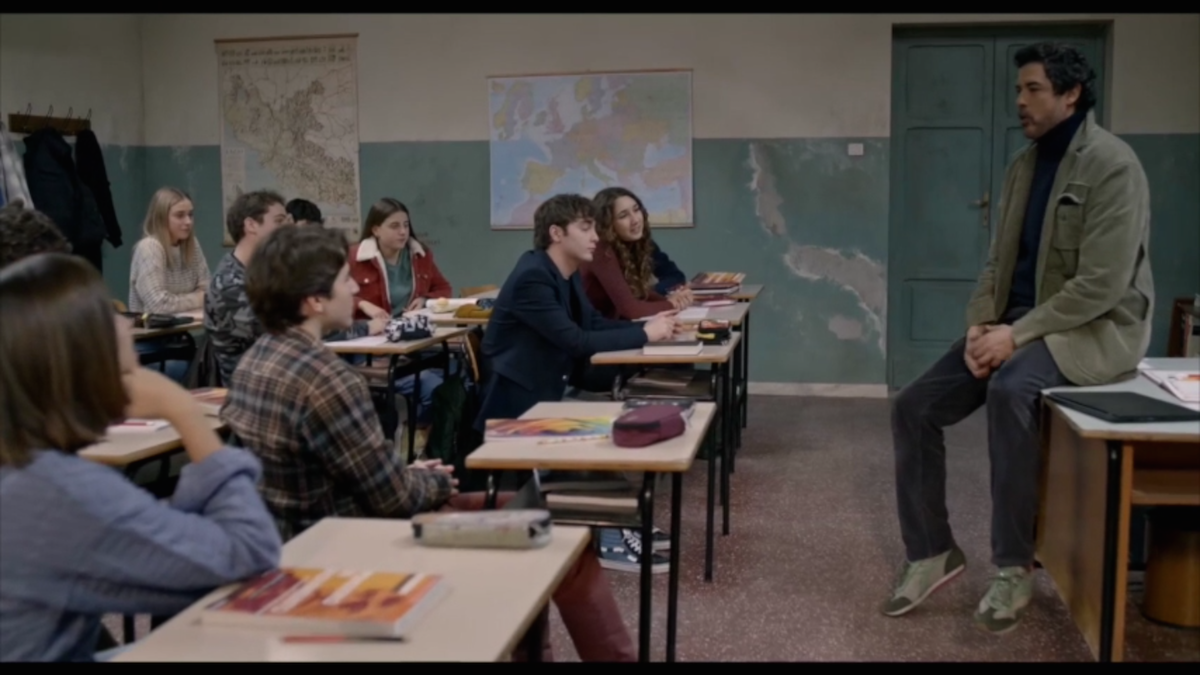 Un professore, happy ending per tutti ma non per il personaggio gay. La fiction di Rai1 conferma i suoi stilemi