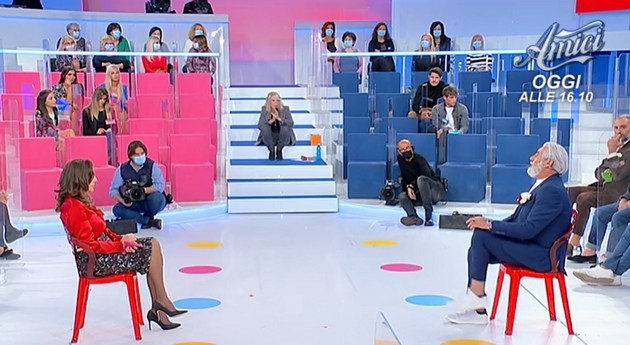 Uomini e Donne, Maria De Filippi corregge Biagio sul ‘problema’ del figlio gay: “E’ un po’ troppo” (video)