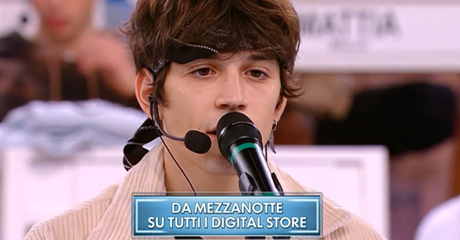 Ammirare tutto, Alex: ascolta il brano del cantante di Amici 2021 (testo e video)