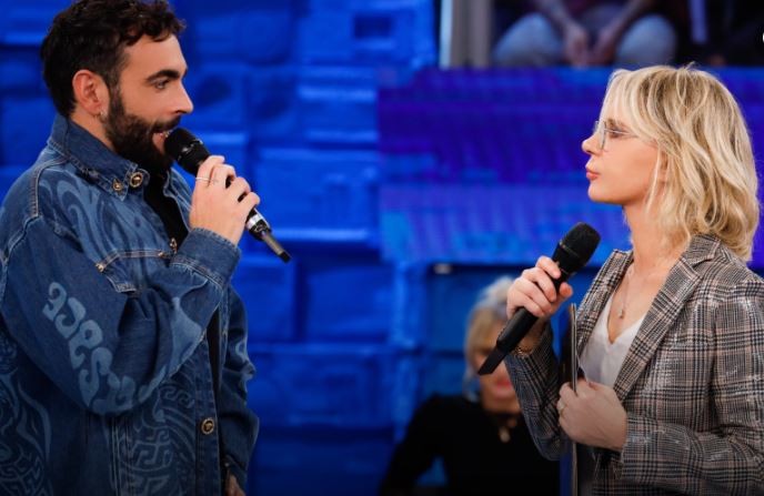 Amici 2021, puntata 12 dicembre: tutte le esibizioni, Marco Mengoni, Riki e Sabrina Ferilli ospiti