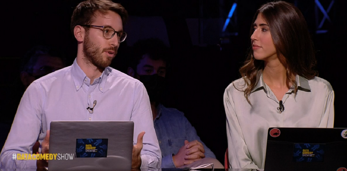 Data Comedy Show, la gaffe dello statistico: “Su 51 studenti, ben 100 non hanno competenze matematiche”. Francesco De Carlo: “Temo che sia il contrario”