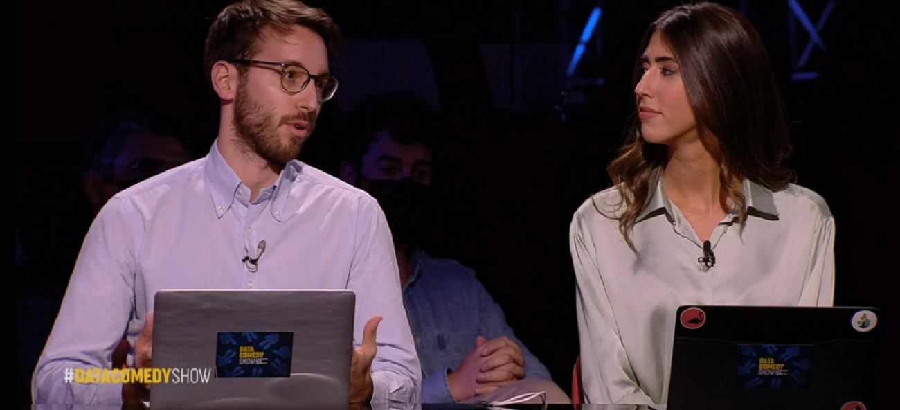 Data Comedy Show, la gaffe dello statistico: “Su 51 studenti, ben 100 non hanno competenze matematiche”. Francesco De Carlo: “Temo che sia il contrario”