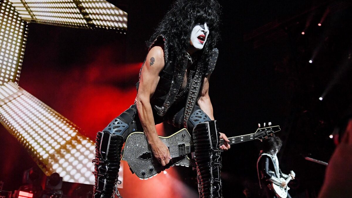 Kiss, Paul Stanley positivo (per la seconda volta) al Covid: lui e tutta la famiglia contagiati dalla variante Omicron