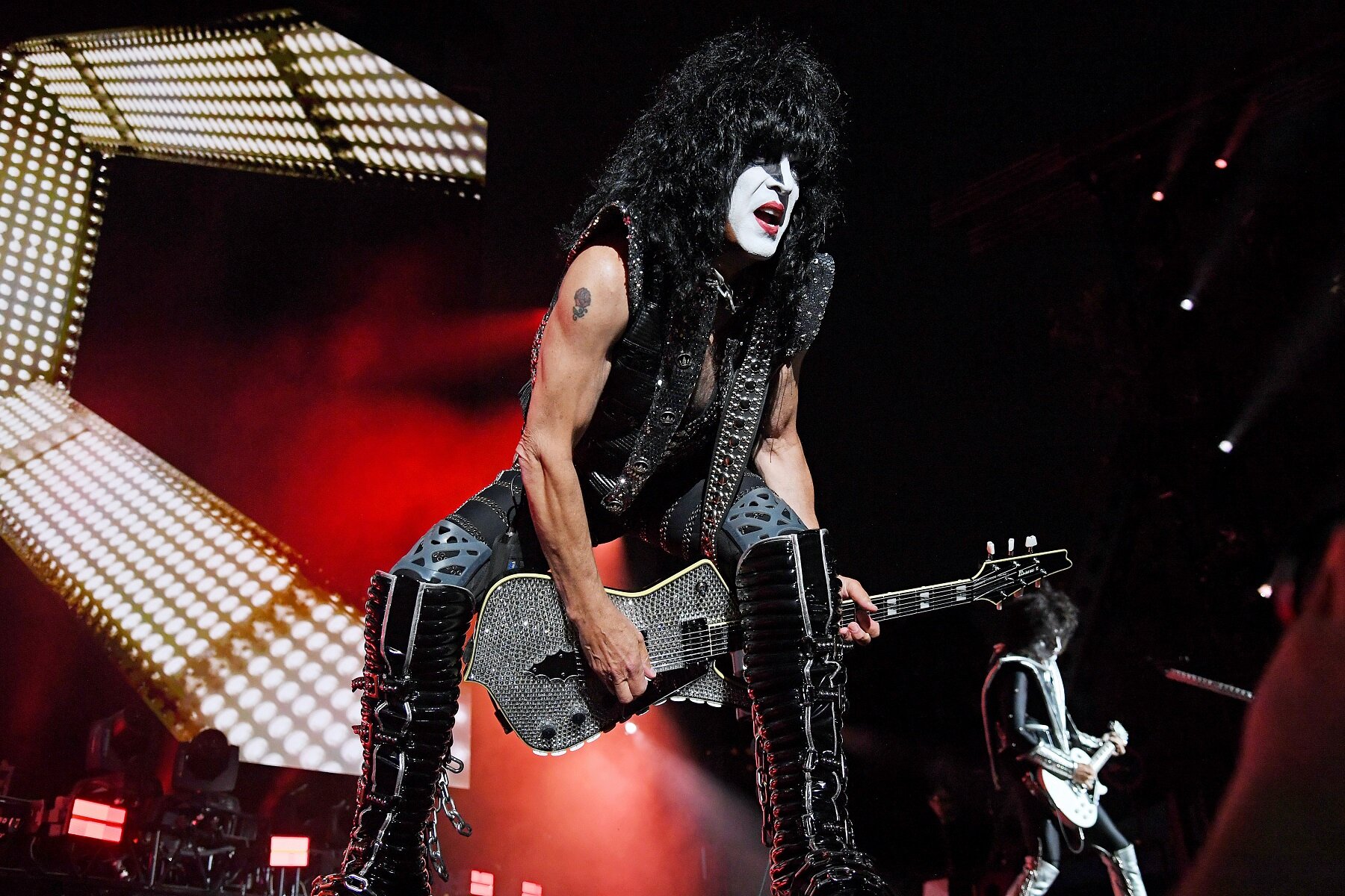 Kiss, Paul Stanley positivo (per la seconda volta) al Covid: lui e tutta la famiglia contagiati dalla variante Omicron