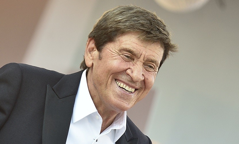 Gianni Morandi partecipa a Sanremo 2022 con ‘Apri tutte le porte’