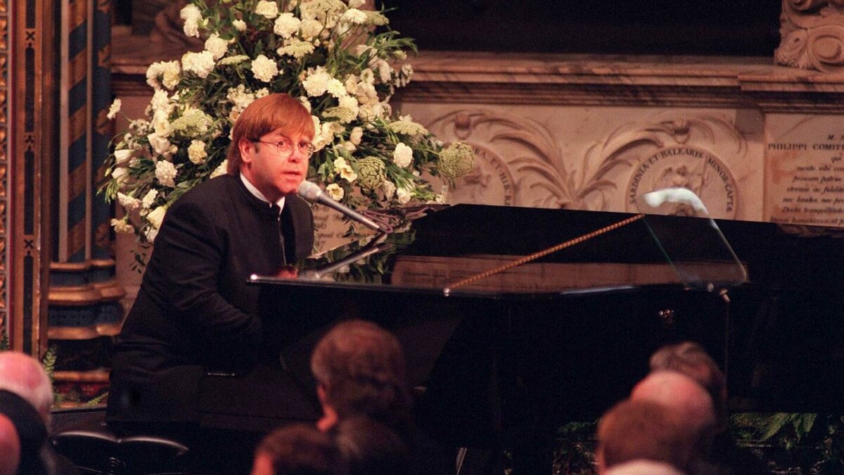 Buckingham Palace non avrebbe voluto l’esibizione di Elton John con “Candle in the wind” al funerale di Lady Diana