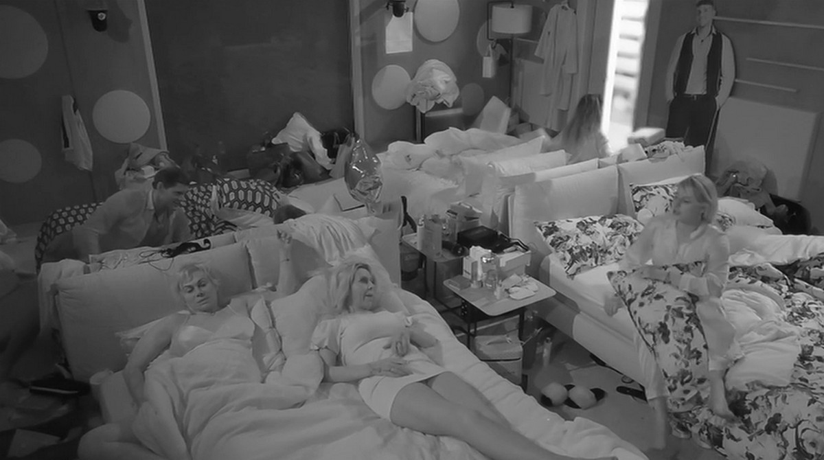 Grande Fratello Vip 6: una bestemmia dalla regia sveglia i concorrenti (Video)