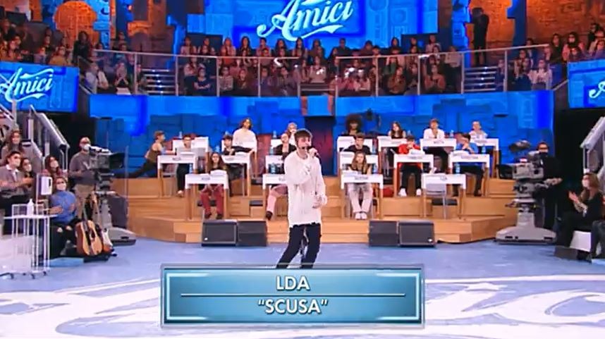 Scusa, LDA: ascolta il brano del cantante di Amici 2021 (testo e video)