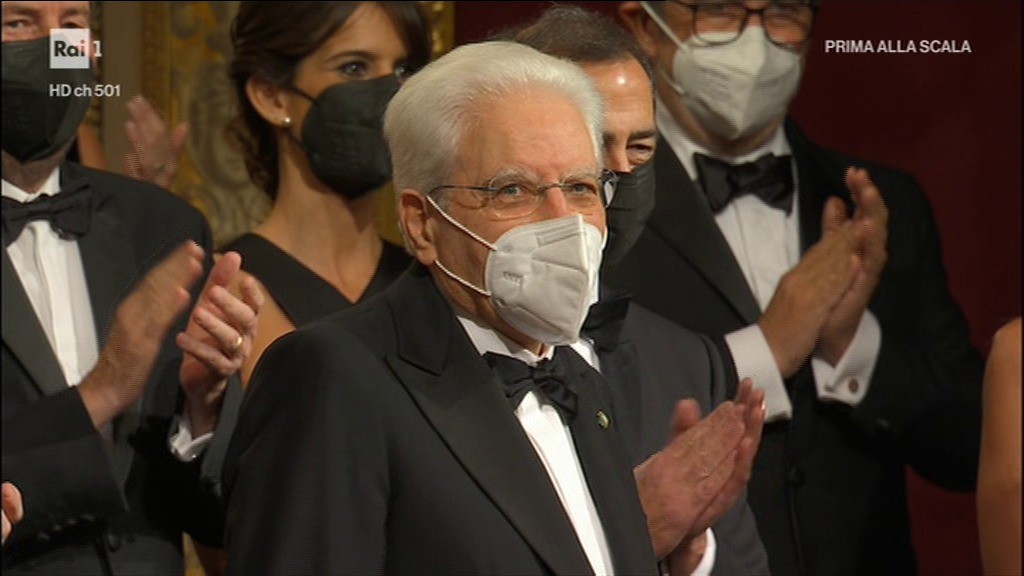 Prima Scala 2021, un lungo (ma stanco) applauso per l’ultima del Presidente Mattarella
