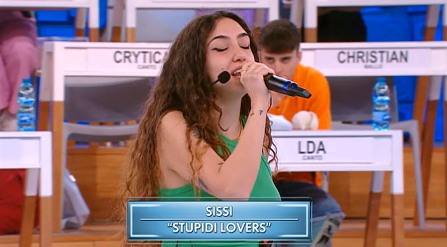 Stupidi lovers, Sissi: ascolta il brano inedito della cantante di Amici 2021 (testo e video)