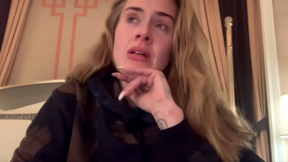 Adele, rinviata la residenza a Las Vegas causa Covid: le lacrime della cantante e la reazione dei fan (video)