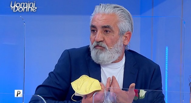 Uomini e Donne, Gianni Sperti legge le chat di Biagio: “Ha chattato con Jo Squillo. Vuole fare il GF o L’Isola” (video)