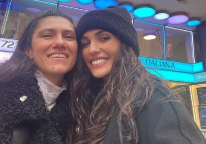 Sanremo 2022, Elena D’Amario con Elisa nella serata delle cover (foto e video)