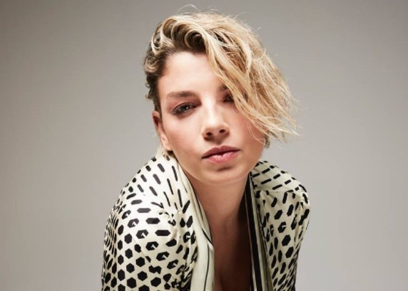 Emma Marrone intervistata da Maria De Filippi: “Quote rosa a Sanremo 2022? Come se ci mettessero lì per fare numero”