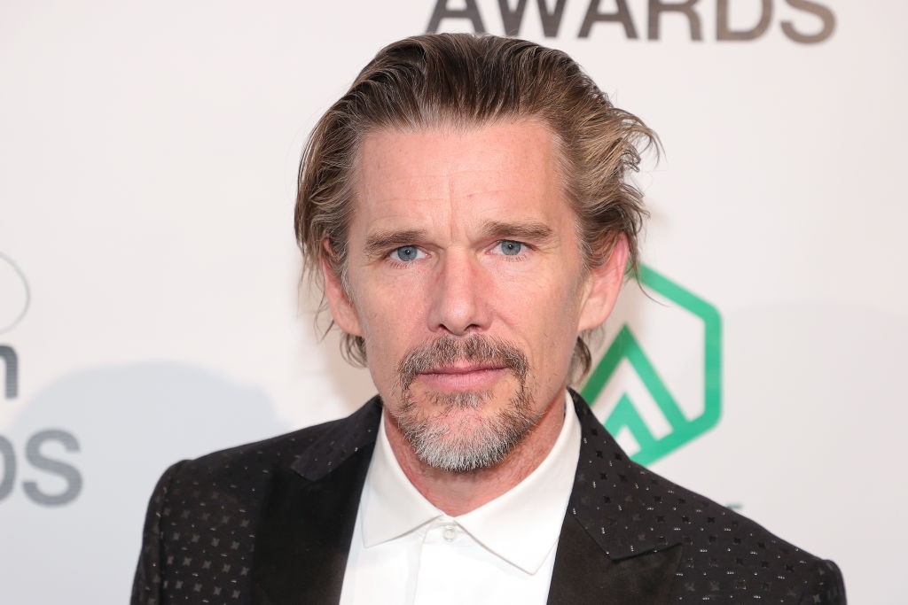 Ethan Hawke in “Leave the World Behind”, Anthony Mackie debutta alla regia con “Spark”