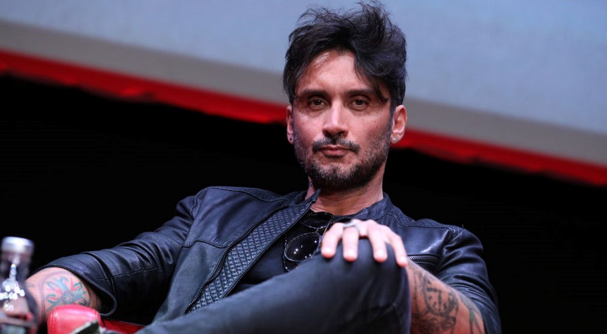 Sei tu, Fabrizio Moro: la canzone di Sanremo 2022 è una dichiarazione d’amore alle persone importanti nella propria vita