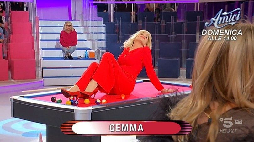 Gemma Galgani, ‘pazza d’amore’ sul biliardo, non piace a Tina Cipollari: “Ridicola” (video)