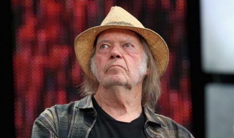 Neil Young accusa Spotify di diffondere informazioni false e dichiara: “Voglio che tolgano la mia musica!”