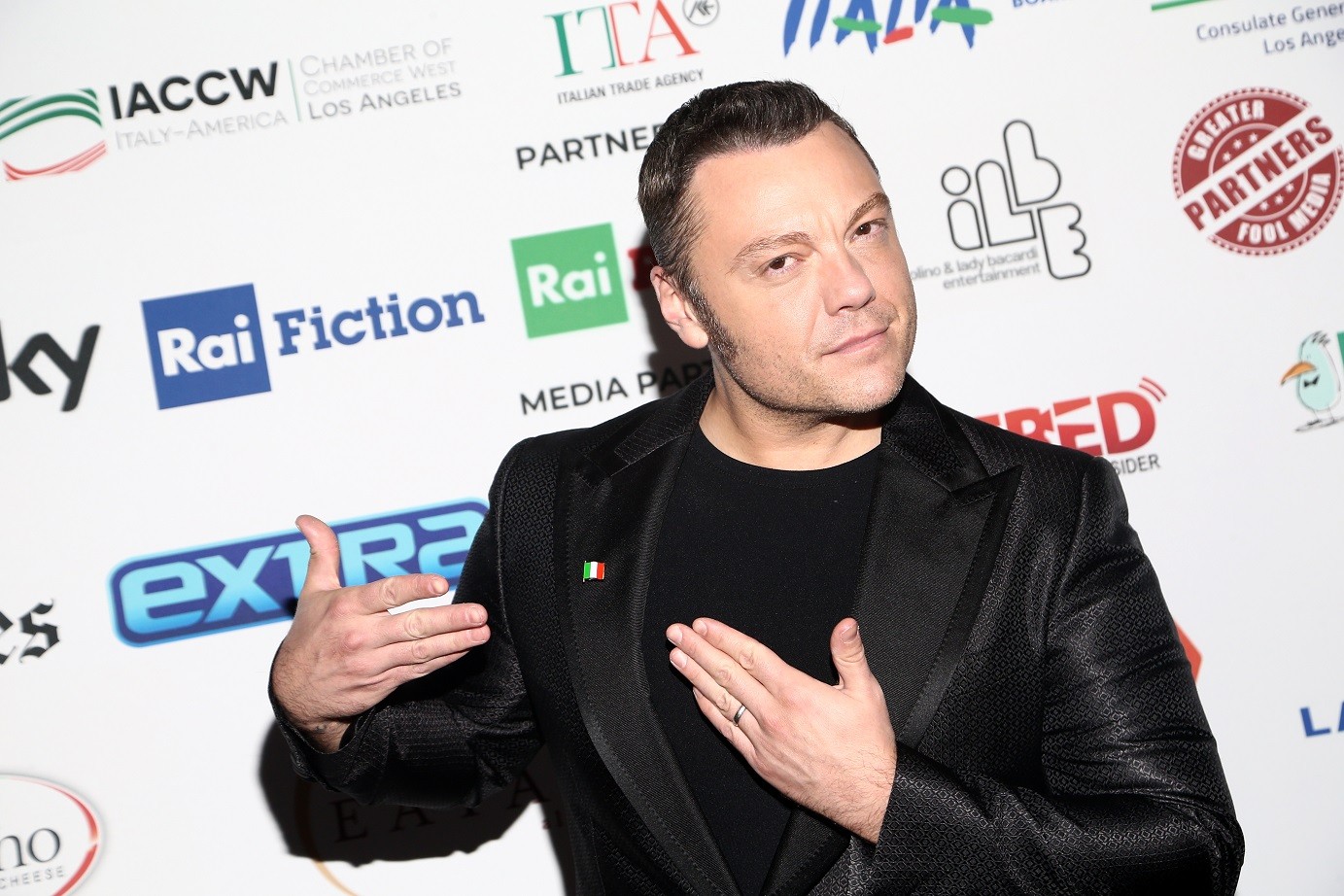 Tiziano Ferro, Il mondo è nostro: la tracklist del nuovo album (con Sting, Ambra e Roberto Vecchioni tra i featuring)