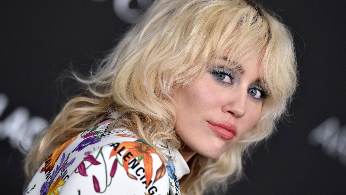 Miley Cyrus a Capodanno 2022, il vestito si rompe durante l’esibizione in diretta: la reazione della cantante (video)