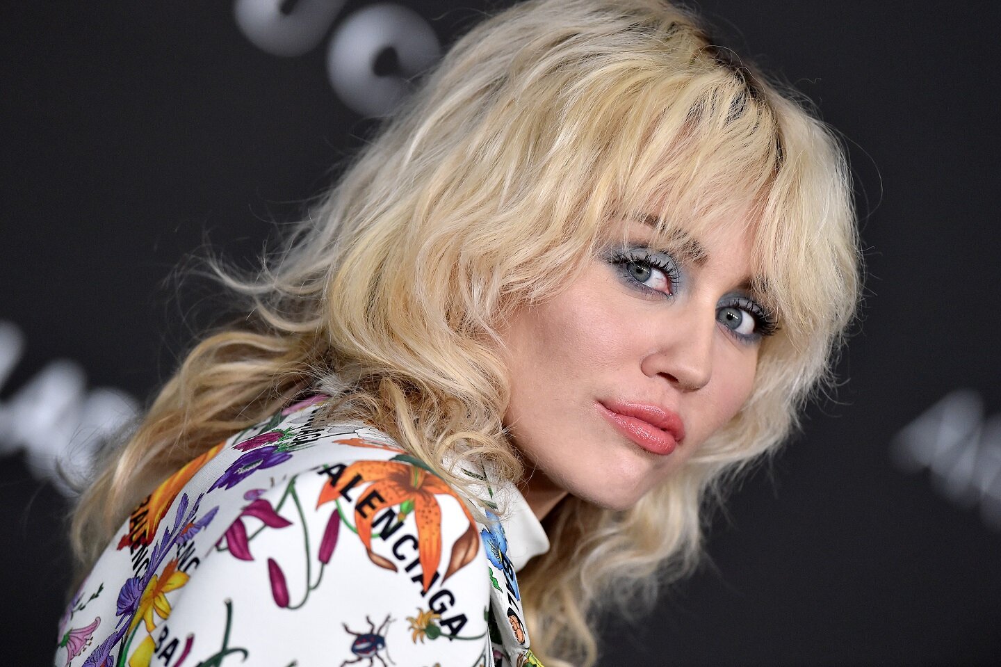 Miley Cyrus a Capodanno 2022, il vestito si rompe durante l’esibizione in diretta: la reazione della cantante (video)