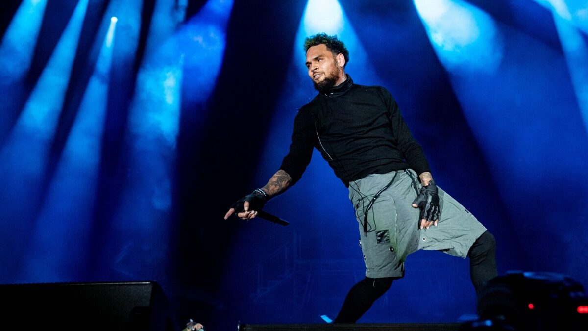 Chris Brown accusato di aver drogato e violentato una cantante ballerina