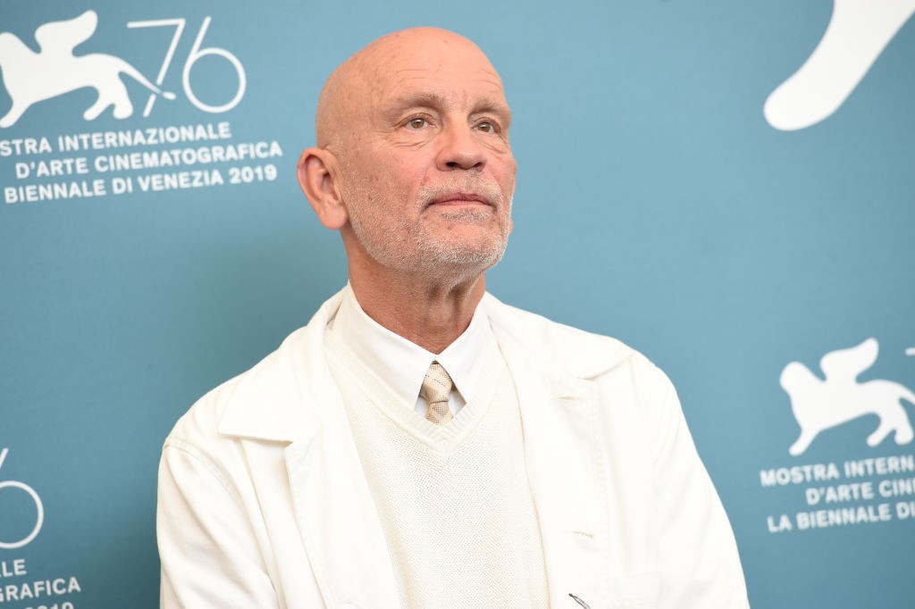 John Malkovich, Kathy Bates e Lewis Pullman nel film biografico “Thelma”
