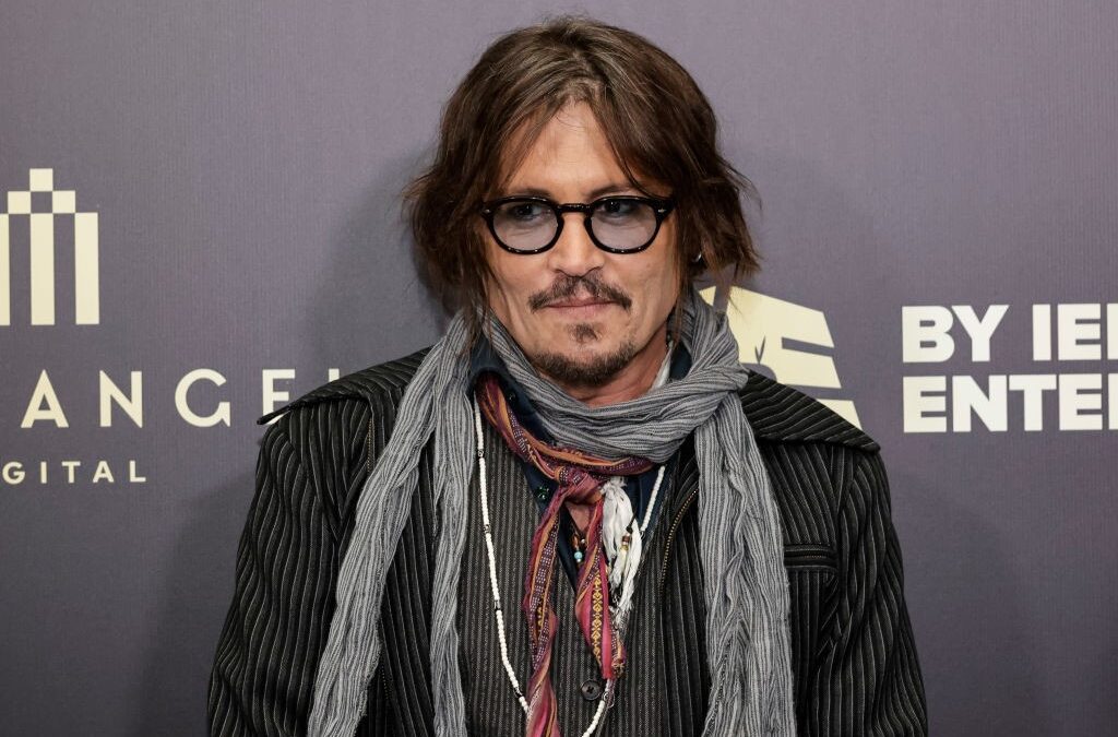 Johnny Depp sarà Re Luigi XV di Francia, Chris Evans nel film natalizio Red One