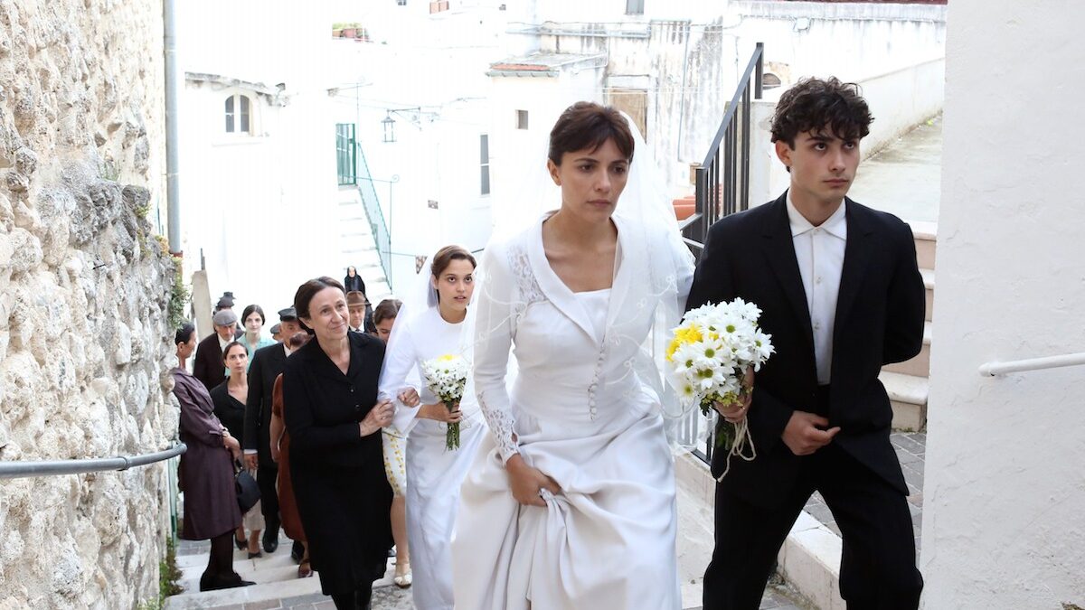 Ascolti tv domenica 16 aprile 2023: La sposa a 2,6 mln (14,7%), CTCF a 2,4 mln (12,2%), Lo show dei record a 2,3 mln (15,2%)