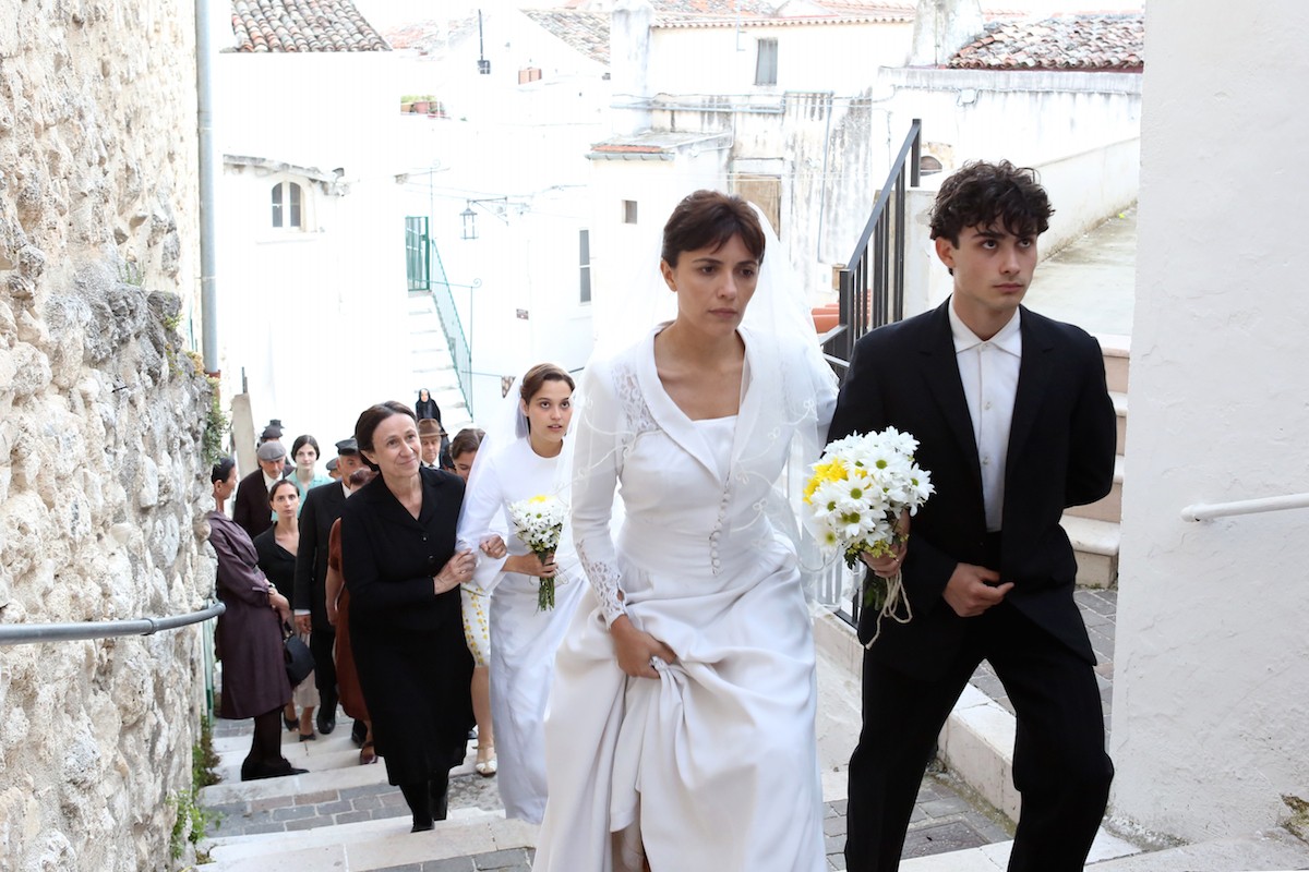 Ascolti tv domenica 16 aprile 2023: La sposa a 2,6 mln (14,7%), CTCF a 2,4 mln (12,2%), Lo show dei record a 2,3 mln (15,2%)