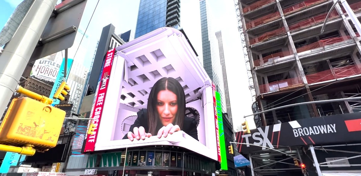 Laura Pausini: la performance in 3D per il lancio di Scatola e del film Laura Pausini – Piacere di conoscerti