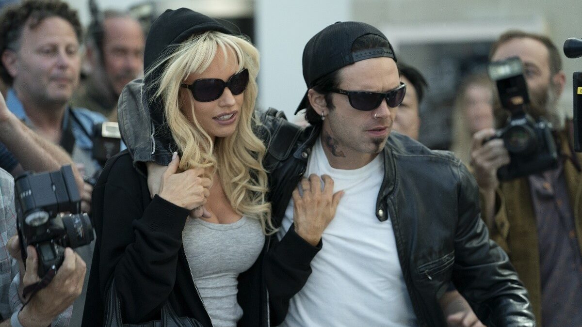 Pam & Tommy, su Disney+ la miniserie che ci porta dentro lo scandalo della videocassetta di Pamela Anderson e Tommy Lee