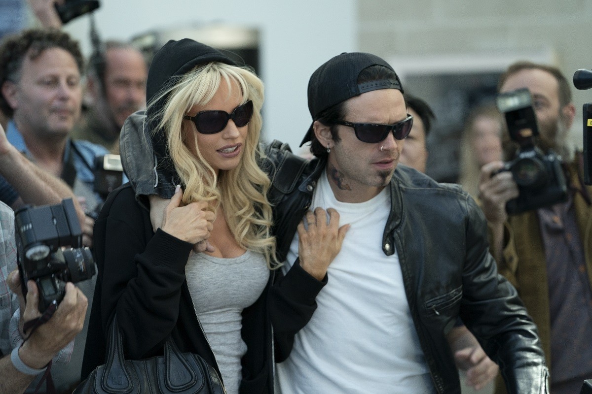Pam & Tommy, su Disney+ la miniserie che ci porta dentro lo scandalo della videocassetta di Pamela Anderson e Tommy Lee
