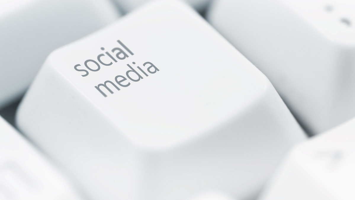 Prima nemici dei social, oggi presenti sui social: i casi Fabio Caressa e Paolo Bonolis