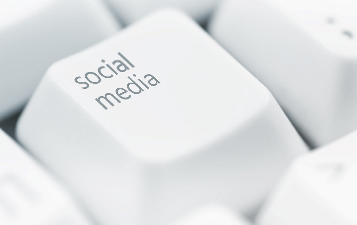 Prima nemici dei social, oggi presenti sui social: i casi Fabio Caressa e Paolo Bonolis