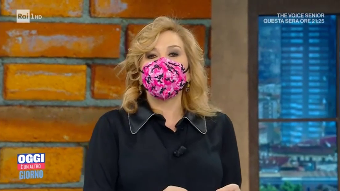 Oggi è un altro giorno, Serena Bortone conduce con la mascherina: ecco perché