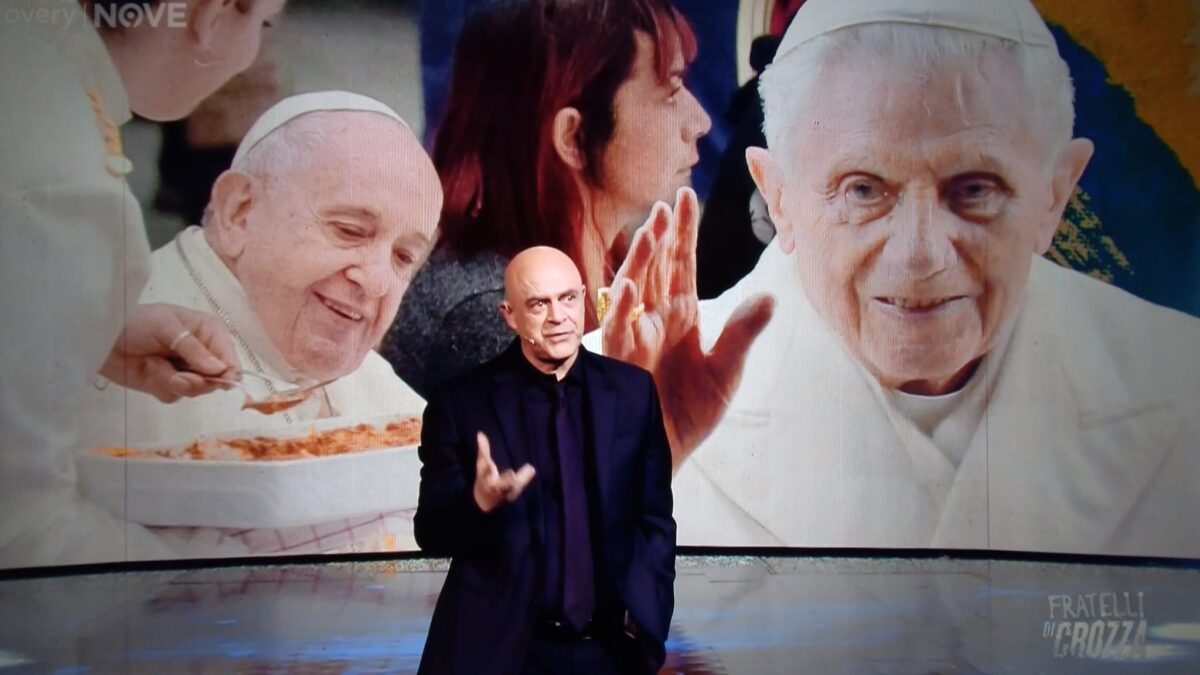 Guerra, Crozza critica il digiuno del Papa: “Vada a dire messa a Kiev”